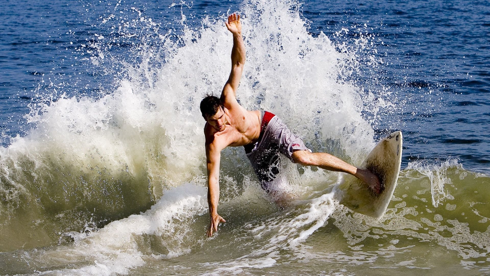 当希腊神话在沙漠提前上演，NBA季后赛的悬念终结与体育全球化寓言